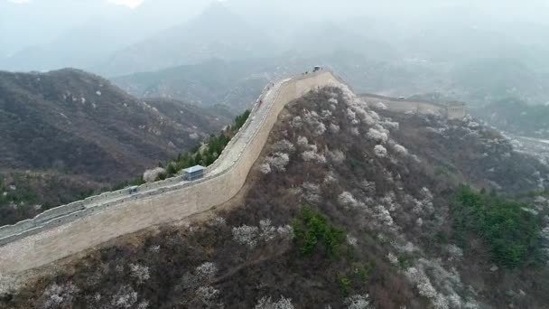 Vista Aerea Della Grande Muraglia Cinese Durante Fredda Giornata Nebbiosa — Video Stock