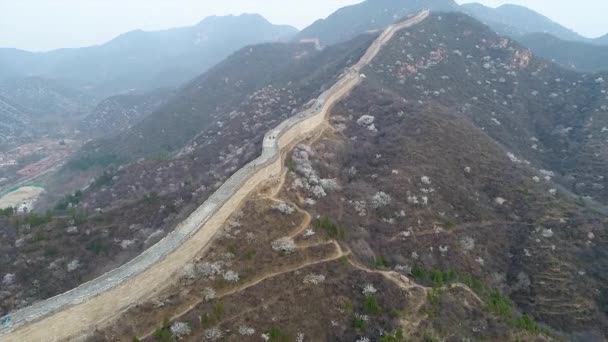 Vista Aérea Gran Muralla China Durante Frío Día Niebla Mañana — Vídeos de Stock