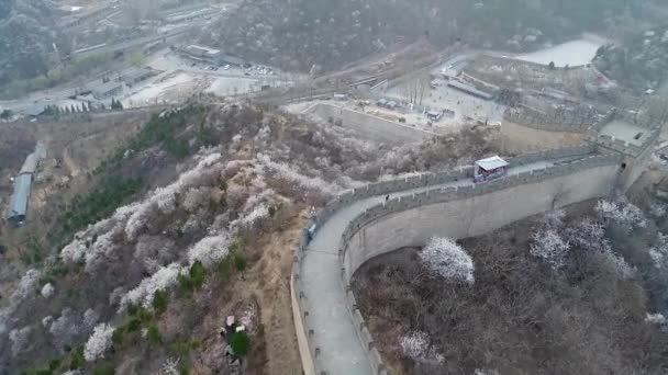 Letecký Pohled Velkou Čínskou Zeď Během Studené Ranní Mlžný Den — Stock video