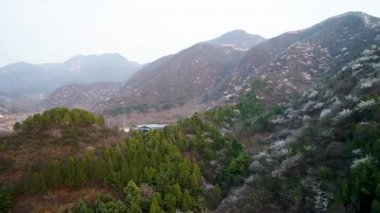 Çin hava görünümünü soğuk sabah sisli gün boyunca. Ünlü dönüm noktası Çin Seddi ve Badaling Beijing yanında bulunan dağlar.