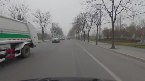 Voiture Avant Conduisant Sur Route Pendant Hiver Journée Pollution Grise — Video