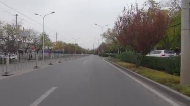 フロントの車が冬 灰色に極端な汚染の日中の道路で運転 北京市 — ストック動画