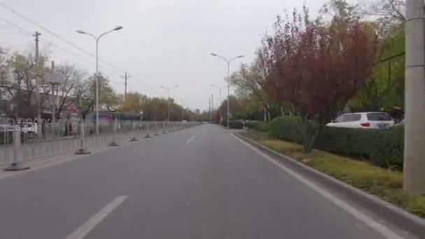 Conducción Coches Delanteros Carretera Durante Invierno Día Contaminación Gris Extrema — Vídeo de stock