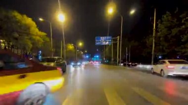 Gece hızlandırılmış. POV - bakış açısı. Şehir yolda araba araba. Beijing. Çin. 2018/11/14