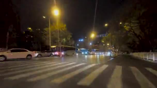 夜间延时 汽车在城市道路上行驶 2018 — 图库视频影像