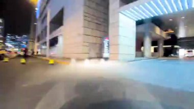 Gece hızlandırılmış. POV - bakış açısı. Araba sürüş şehir yolda ve bir park girerek bir binanın içinde. Beijing. Çin. 2018/11/14