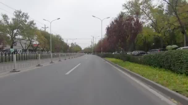 Bil Som Kör Downtown Road Säsongen Och Grå Föroreningar Höstdag — Stockvideo