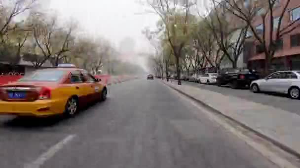 在极端灰色污染的日子里 汽车在路上行驶 2018 — 图库视频影像