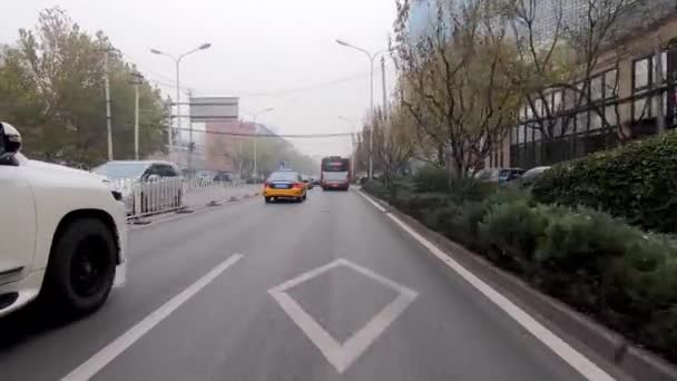 Bil Som Kör Downtown Road Säsongen Och Grå Föroreningar Höstdag — Stockvideo