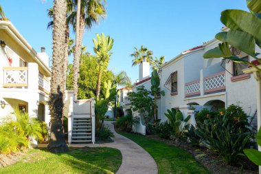 Tipik Güney Kaliforniya, İspanyolca güzel bahçe ağaçları ve palmiye ağaçları ile çevrili konut tarzı. San Diego, Kaliforniya, ABD