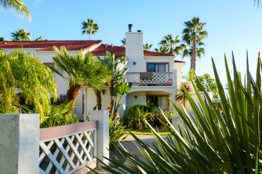 Tipik Güney Kaliforniya, İspanyolca güzel bahçe ağaçları ve palmiye ağaçları ile çevrili konut tarzı. San Diego, Kaliforniya, ABD