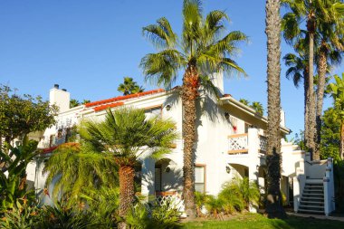 Tipik Güney Kaliforniya, İspanyolca güzel bahçe ağaçları ve palmiye ağaçları ile çevrili konut tarzı. San Diego, Kaliforniya, ABD