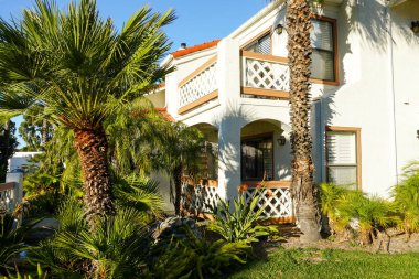 Tipik Güney Kaliforniya, İspanyolca güzel bahçe ağaçları ve palmiye ağaçları ile çevrili konut tarzı. San Diego, Kaliforniya, ABD