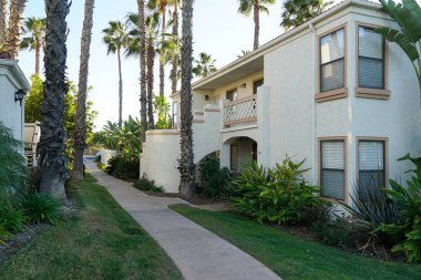 Tipik Güney Kaliforniya, İspanyolca güzel bahçe ağaçları ve palmiye ağaçları ile çevrili konut tarzı. San Diego, Kaliforniya, ABD