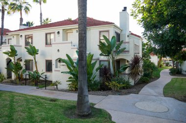 Tipik Güney Kaliforniya, İspanyolca güzel bahçe ağaçları ve palmiye ağaçları ile çevrili konut tarzı. San Diego, Kaliforniya, ABD