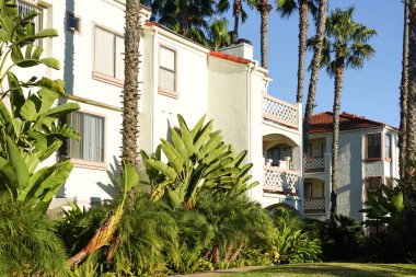 Tipik Güney Kaliforniya, İspanyolca güzel bahçe ağaçları ve palmiye ağaçları ile çevrili konut tarzı. San Diego, Kaliforniya, ABD