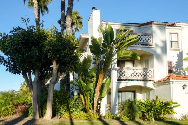 Tipik Güney Kaliforniya, İspanyolca güzel bahçe ağaçları ve palmiye ağaçları ile çevrili konut tarzı. San Diego, Kaliforniya, ABD