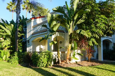 Tipik Güney Kaliforniya, İspanyolca güzel bahçe ağaçları ve palmiye ağaçları ile çevrili konut tarzı. San Diego, Kaliforniya, ABD