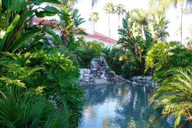 Tipik Güney Kaliforniya, İspanyolca güzel bahçe ağaçları ve palmiye ağaçları ile çevrili konut tarzı. San Diego, Kaliforniya, ABD