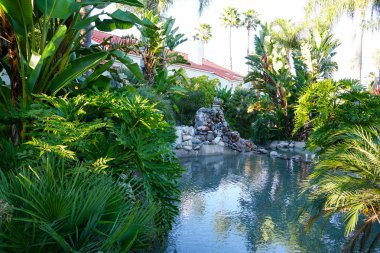 Tipik Güney Kaliforniya, İspanyolca güzel bahçe ağaçları ve palmiye ağaçları ile çevrili konut tarzı. San Diego, Kaliforniya, ABD
