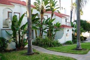 Tipik Güney Kaliforniya, İspanyolca güzel bahçe ağaçları ve palmiye ağaçları ile çevrili konut tarzı. San Diego, Kaliforniya, ABD