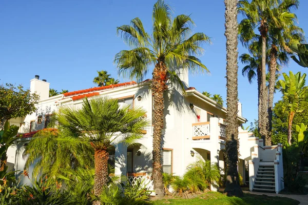 典型的南加州 西班牙风格的住宅楼 周围是漂亮的花园与树木和棕榈树 圣迭戈 加利福尼亚州 — 图库照片