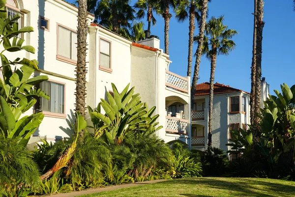 Typisch Zuid Californië Spaanse Stijl Residentiële Gebouwen Omgeven Door Mooie — Stockfoto
