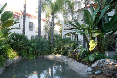 Tipik Güney Kaliforniya, İspanyolca güzel bahçe ağaçları ve palmiye ağaçları ile çevrili konut tarzı. San Diego, Kaliforniya, ABD