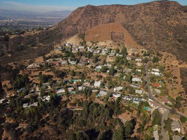 Bina, evler ve villalar ile havadan görünümü Hollywood. Mavi gökyüzü yaz aylarında. Los Angeles, Kaliforniya, ABD