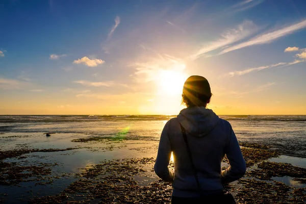 Asian Young Healthy Woman Looking Far Away Sunset Beach Strong — Stock Photo, Image