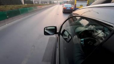 Görünüm penceresi ve sürücü arabanın içindeki yansıması ile aracın yan görünümden sürüş. Pekin kentinin, Çin yolda kirli gün boyunca araba yan kamera. 
