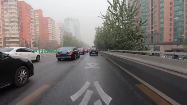 在北京极端灰色污染的日子里 汽车在路上行驶 — 图库视频影像