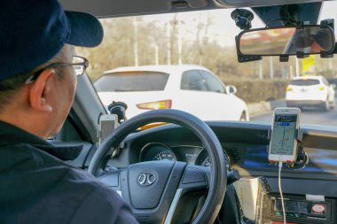 Seçici odak bir adam taksi sürüş. Dan taksi araba içinde görüntüleyin. taksi şoförü bitirim merkezinde Beijing, Çin sırasında arabanın içinden gelen portre. 