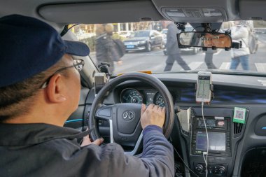 Seçici odak bir adam taksi sürüş. Dan taksi araba içinde görüntüleyin. taksi şoförü bitirim merkezinde Beijing, Çin sırasında arabanın içinden gelen portre. 