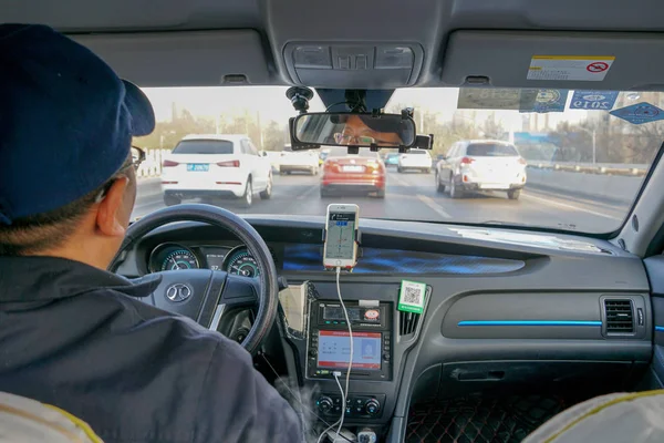 Enfoque Selectivo Del Hombre Que Conduce Taxi Vista Desde Interior — Foto de Stock