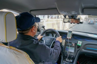 Seçici odak bir adam taksi sürüş. Dan taksi araba içinde görüntüleyin. taksi şoförü bitirim merkezinde Beijing, Çin sırasında arabanın içinden gelen portre. 