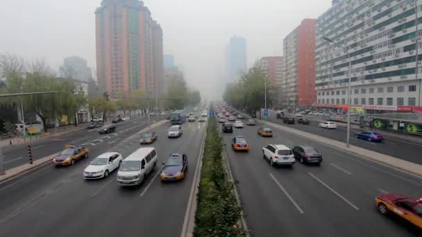 在极度污染的灰色天气里 北京三环路交通繁忙的时间 位于朝阳区的北京中央商务区环路 — 图库视频影像
