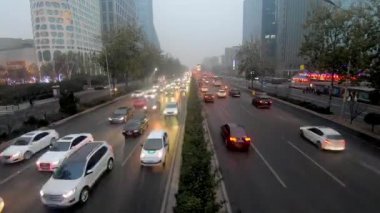 Aşırı kirli gri gün boyunca Beijing 3 yüzük yolda ağır trafik Timelapse. Çevre yolu Chaoyang bölgesinde yer alan Beijing merkezi iş bölgesinde. Çin.