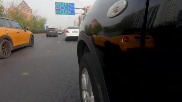 Körning Visa Från Sidovy Bilen Med Reflektion Fönster Och Föraren — Stockvideo
