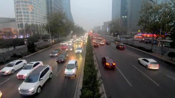 在极度污染的灰色天气里 北京三环路交通繁忙的时间 位于朝阳区的北京中央商务区环路 — 图库视频影像