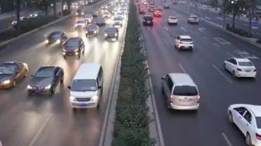 Beijing şehir merkezinin hızlandırılmış aşırı kirli gün boyunca gün batımı saatinden 2 çevre yolu trafik
