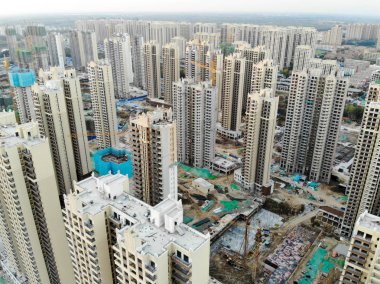 Büyük bina siteleri inşaat vinçler ile hava görünümünü. Şehir Tianjin Çin parçası gelişmekte olan inşaat yapı taşları daire. Emlak inşaat alanında.