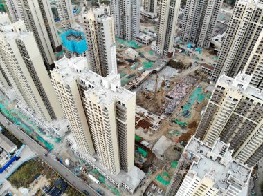 Büyük bina siteleri inşaat vinçler ile hava görünümünü. Şehir Tianjin Çin parçası gelişmekte olan inşaat yapı taşları daire. Emlak inşaat alanında.