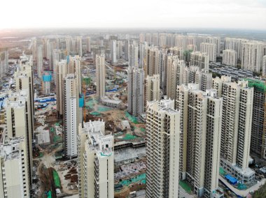 Büyük bina siteleri inşaat vinçler ile hava görünümünü. Şehir Tianjin Çin parçası gelişmekte olan inşaat yapı taşları daire. Emlak inşaat alanında.