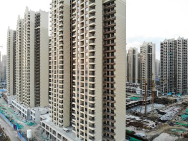 Büyük bina siteleri inşaat vinçler ile hava görünümünü. Şehir Tianjin Çin parçası gelişmekte olan inşaat yapı taşları daire. Emlak inşaat alanında.