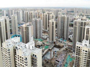 Büyük bina siteleri inşaat vinçler ile hava görünümünü. Şehir Tianjin Çin parçası gelişmekte olan inşaat yapı taşları daire. Emlak inşaat alanında.