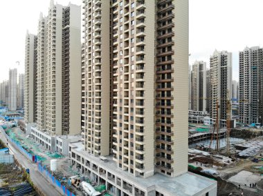 Büyük bina siteleri inşaat vinçler ile hava görünümünü. Şehir Tianjin Çin parçası gelişmekte olan inşaat yapı taşları daire. Emlak inşaat alanında.