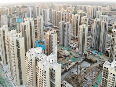 Büyük bina siteleri inşaat vinçler ile hava görünümünü. Şehir Tianjin Çin parçası gelişmekte olan inşaat yapı taşları daire. Emlak inşaat alanında.