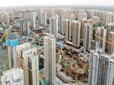 Büyük bina siteleri inşaat vinçler ile hava görünümünü. Şehir Tianjin Çin parçası gelişmekte olan inşaat yapı taşları daire. Emlak inşaat alanında.