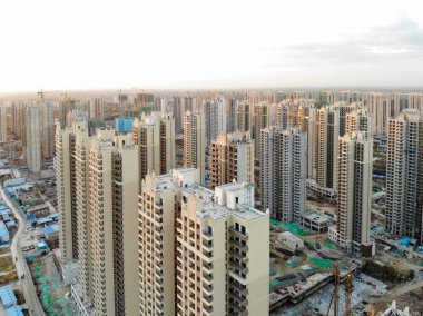 Büyük bina siteleri inşaat vinçler ile hava görünümünü. Şehir Tianjin Çin parçası gelişmekte olan inşaat yapı taşları daire. Emlak inşaat alanında.